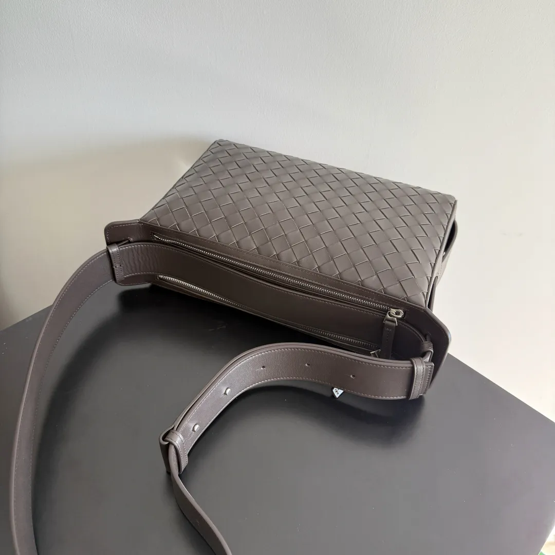 Batch 1920 🎁BOTTEGA VENETA new woven Tribeca handbag Double zipper design + super clear inner layering, sufficient capacity without clutter; small items can be stored in an orderly manner for daily commuting and short trips 🗂 Equipped with a comfortable wide shoulder strap, it can be worn on the shoulder, crossbody, or in the hand, and the carrying method is super flexible. Style number: 836016 Size: 30.5*20*9cm Color: black brown